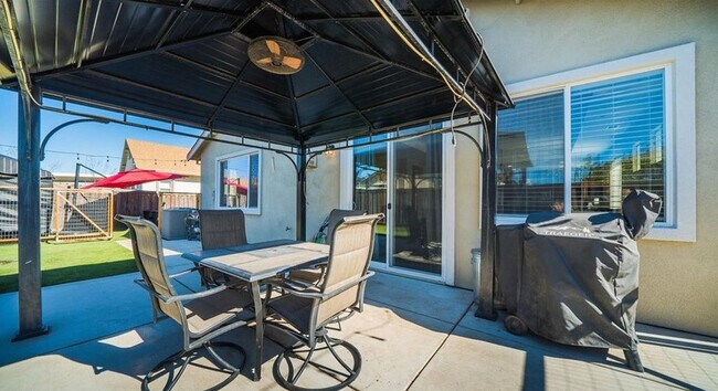 Building Photo - 3 Bedroom Home for Rent in Chico CA | Meadow Brook Ranch, Fireplace, Washer & Dryer