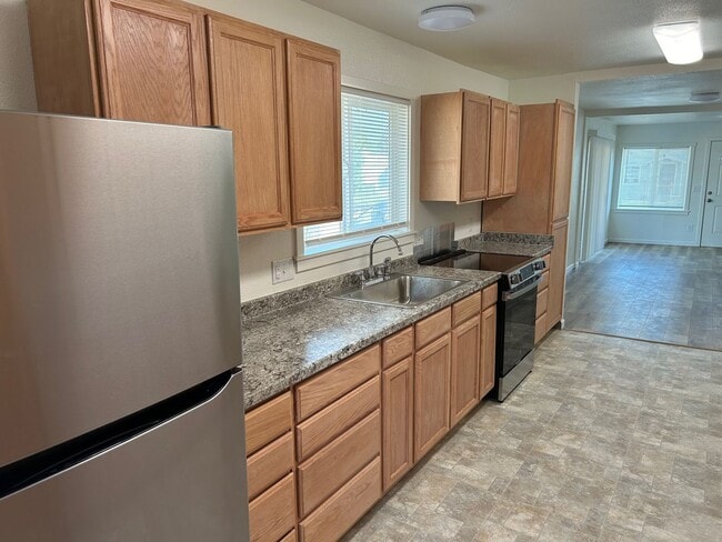 Building Photo - $300 OFF FIRST MONTH'S RENT! Completely Remodeled Home with Bonus Room in Klamath Falls