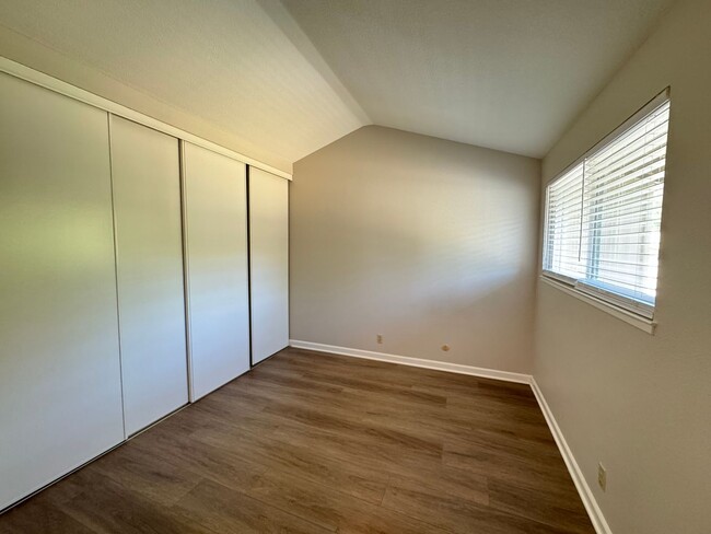Building Photo - Beautiful two story townhome in Sunset Par...