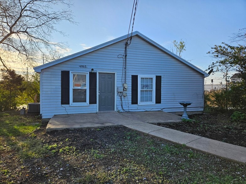 Primary Photo - 462 S College St
