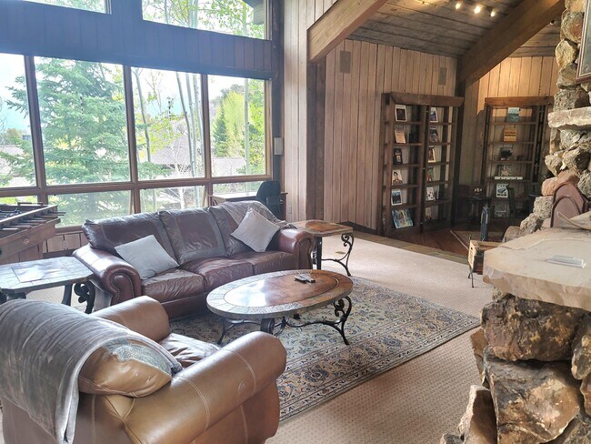 Building Photo - 7104 Canyon Dr