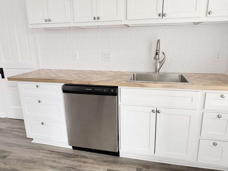 Building Photo - 3452 Alberta St