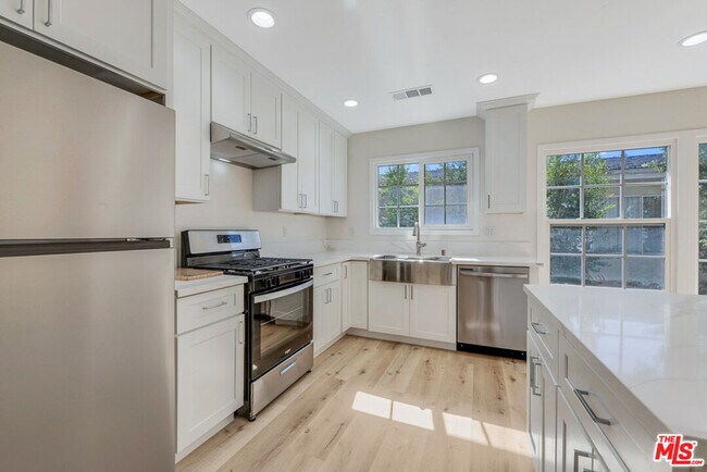 Building Photo - 853 S Bedford St