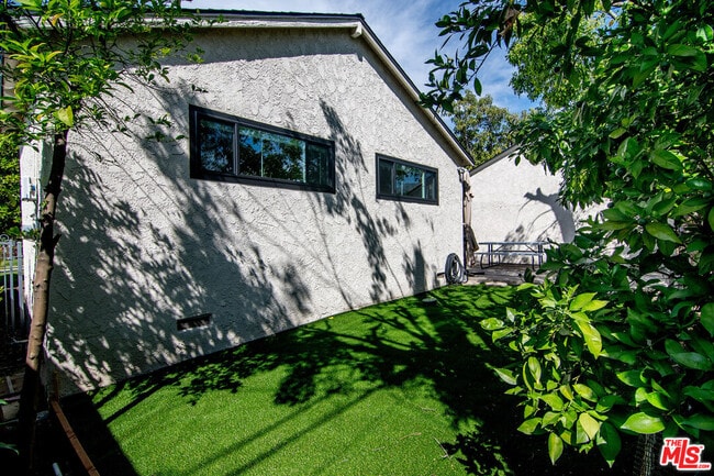 Building Photo - 414 University Ave