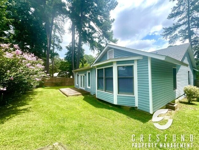 Building Photo - RECENTLY RENOVATED 3 BEDROOM - Ready for M...