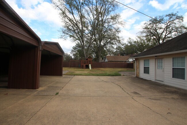 Building Photo - Available Now! Spacious 4 Bed/3 Bath Home ...