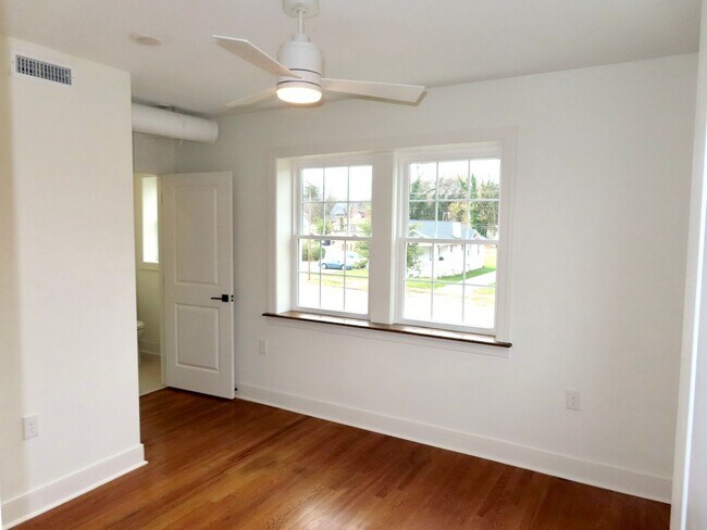 Building Photo - 2724 E Magnolia Ave