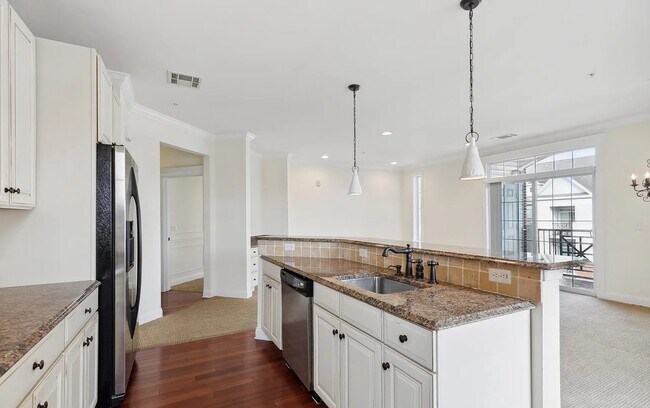 Building Photo - 300 W Elm St