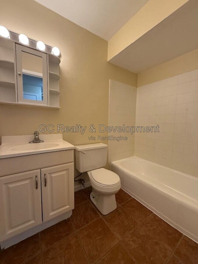 Building Photo - 245 Uteg St