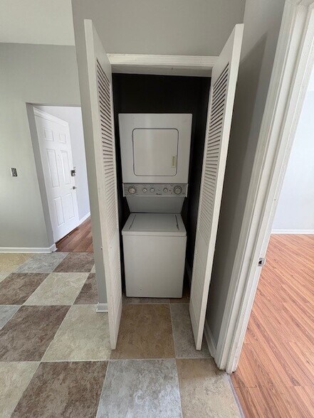 washer/dryer - 588 Parkway Dr NE