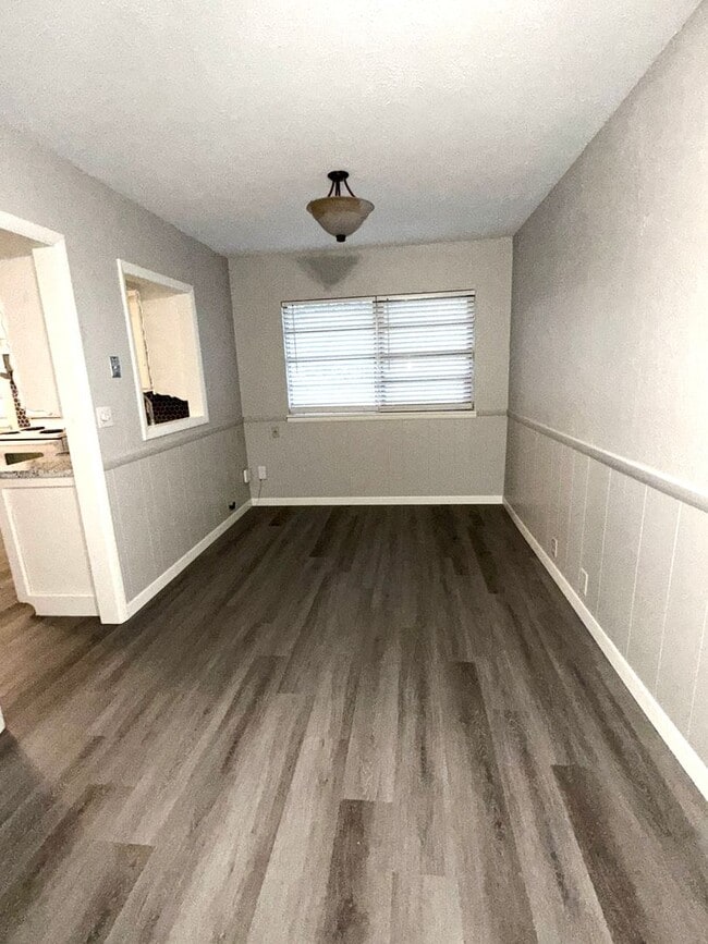 Building Photo - Beautifully Updated 3 bedroom 1 bath