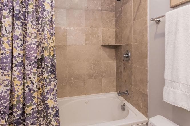 main bath 2 - 3436 N Ridgeway Ave