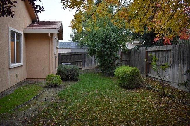 Building Photo - 570 Barclay Way