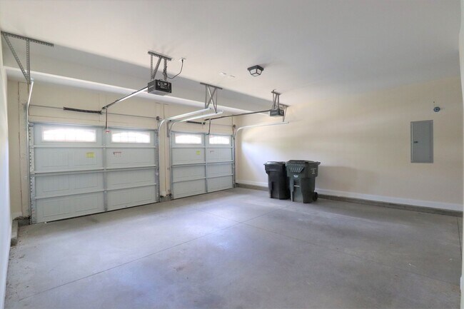 Building Photo - ~~ Beautiful home in Mackintosh on the Lake ~~