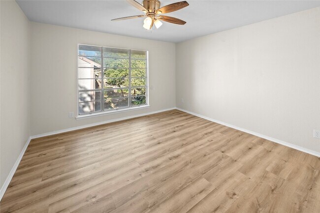 Building Photo - 10574 High Hollows Dr