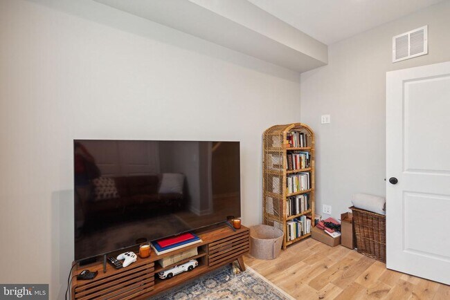 Building Photo - 1510 N Hollywood St