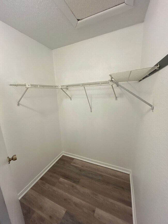 Building Photo - Beautiful 3 Bedroom Home Just Steps from L...