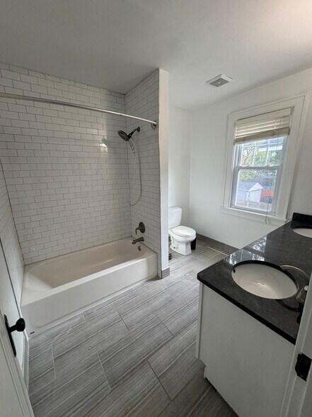 Building Photo - 827 Longfellow Ave