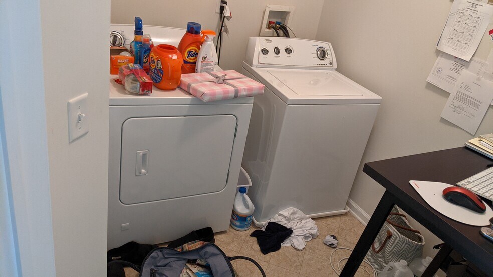 Building Photo - 627 Timberlake Dr