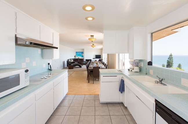 Kitchen - 18109 Coastline Dr
