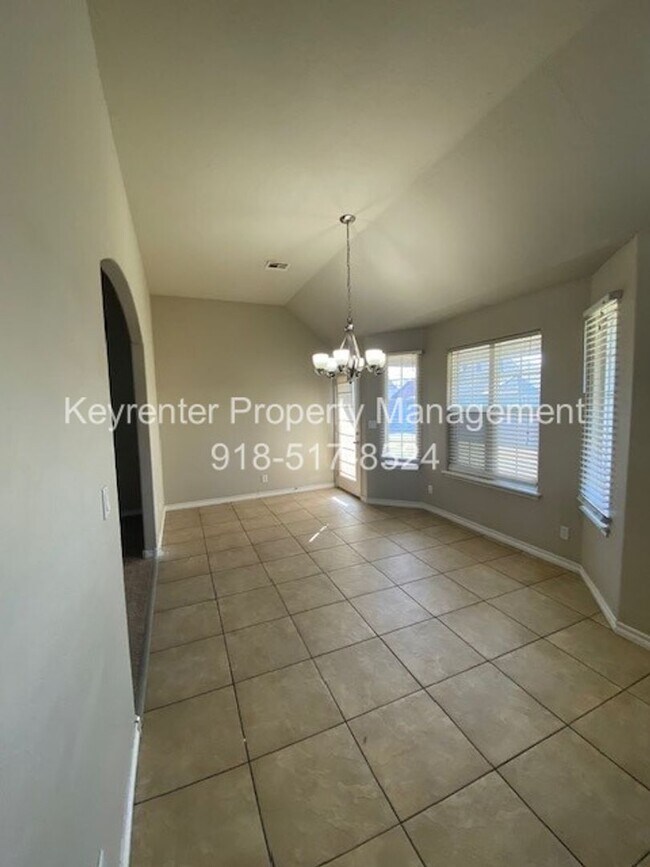 Building Photo - 3-Bed, 2-Bath Large Home in Claremore