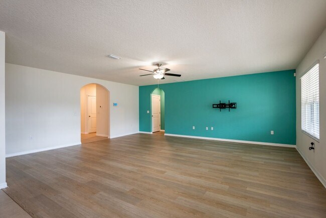 Building Photo - 1555 Ct-50