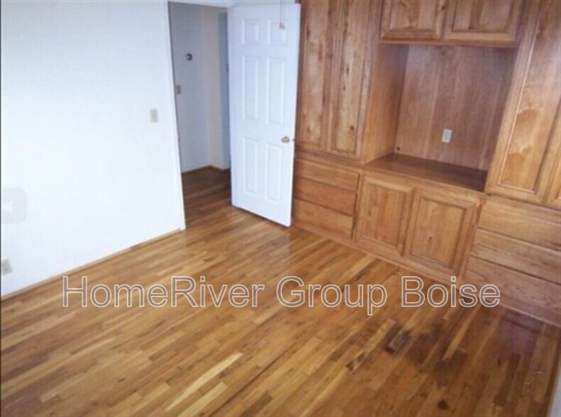 Building Photo - 212 E Morrison St