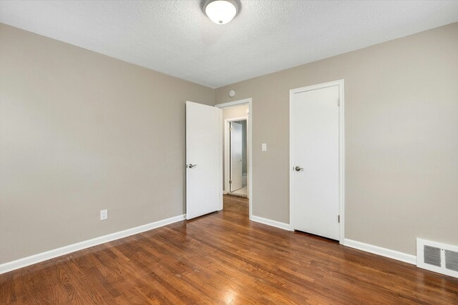 Building Photo - 416 N Kenwood Ave