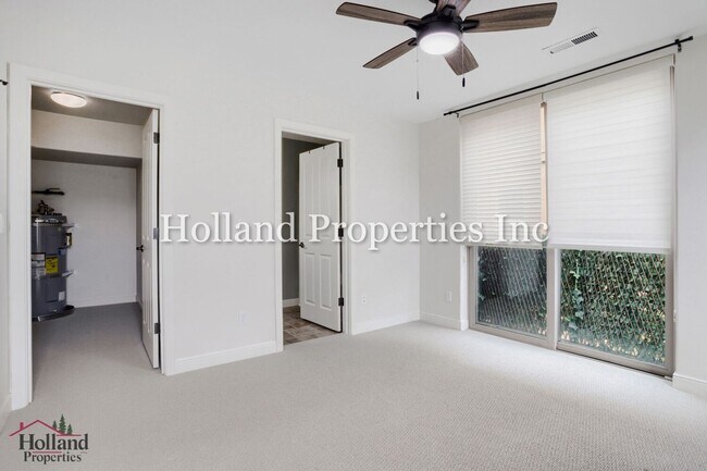 Building Photo - 6267 NE Carillion Dr