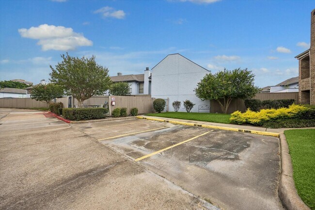 Building Photo - 1908 Augusta Dr