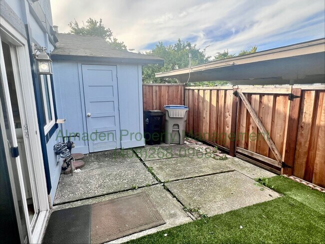 Building Photo - Town Home in Great Central Location near the Foothills!