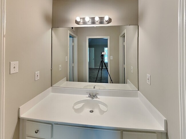 Building Photo - 5913 Sycamore Manor Cove