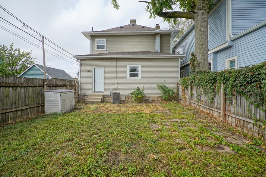 Fully fenced backyard with storage shed - 17 N Randolph St