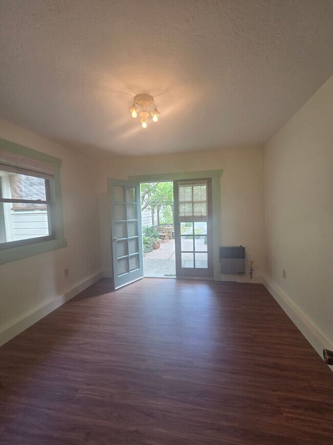 Building Photo - West Side Petaluma Garden Gem - 1 bed 1 bath