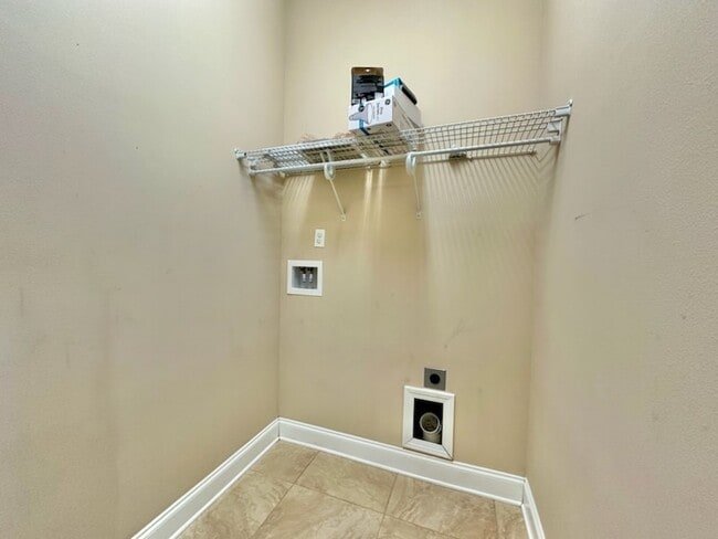 Building Photo - 209 Coral Dr SW
