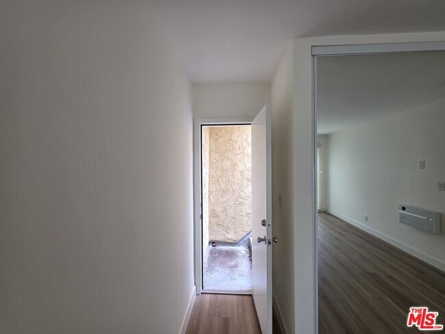 Building Photo - 517 N Francisca Ave