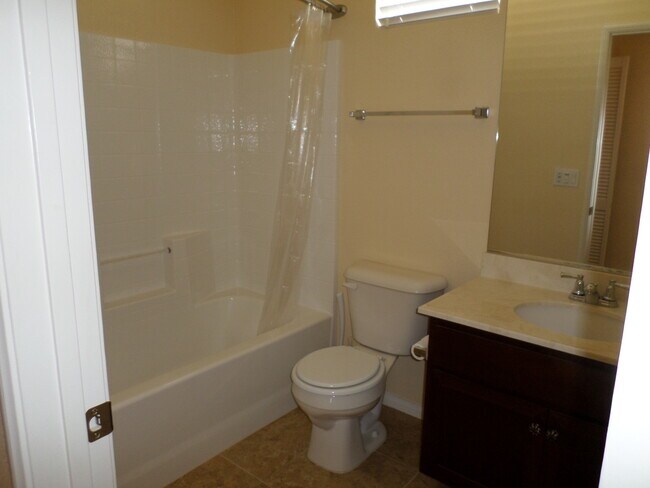 Building Photo - Beautiful 2 bedroom 2 bath town home @ Ava...