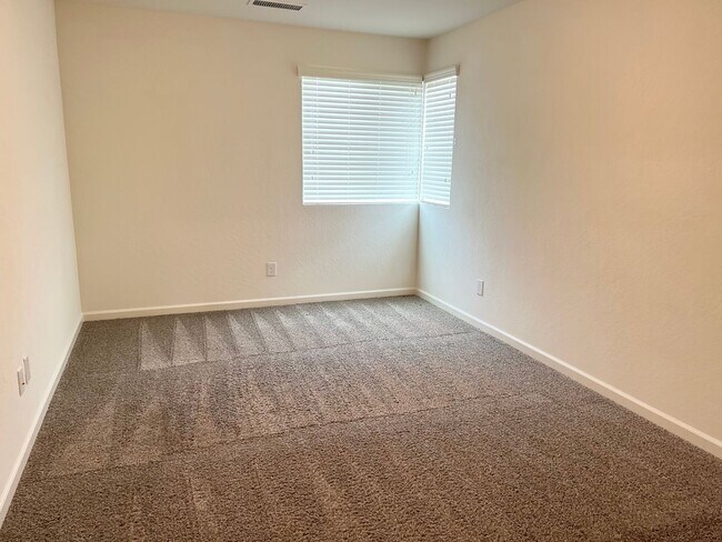 Building Photo - 3/2.5 In North Clovis Near Buchanan High School