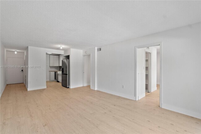 Building Photo - 6886 N Kendall Dr