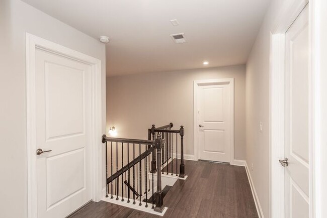 Building Photo - 3 story townhome in a great location in Ch...