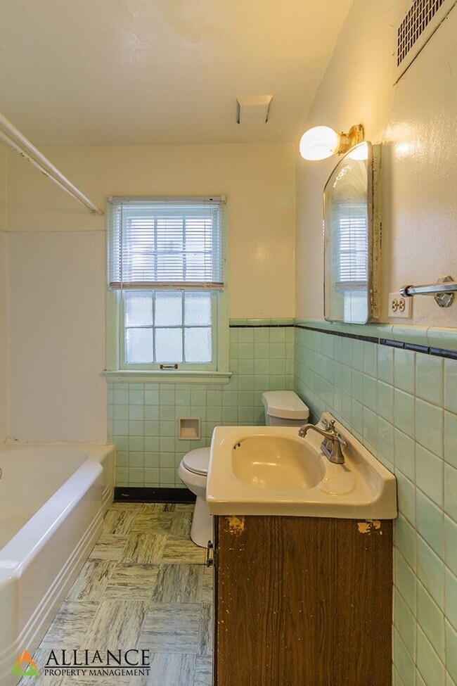 Building Photo - 1016 Bertrand St