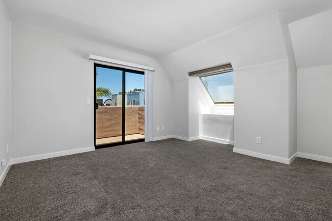 Building Photo - Mission Beach. 3 bedroom, 2.5 bath, 2 car garage,