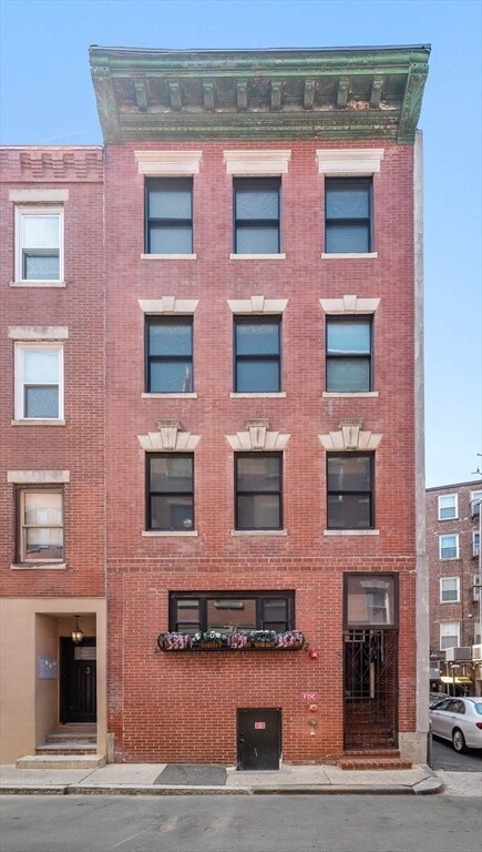 Building Photo - 5 Garden Ct St