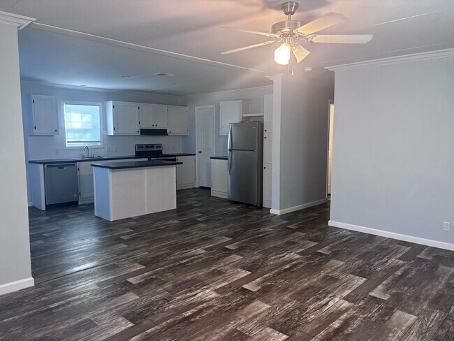 Building Photo - BEAUTIFUL +55 HOA COMMUNITY