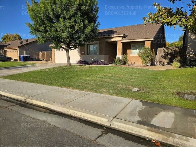 Building Photo - 4 bedroom/ 2 bathroom located in the South...