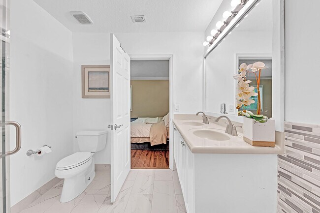 Building Photo - 323 Bayfront Dr