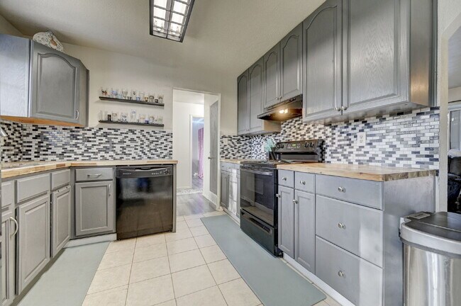 Building Photo - Charming 4-Bed Home with Bonus Room, Fireplace and an Expansive Backyard in Colorado Springs