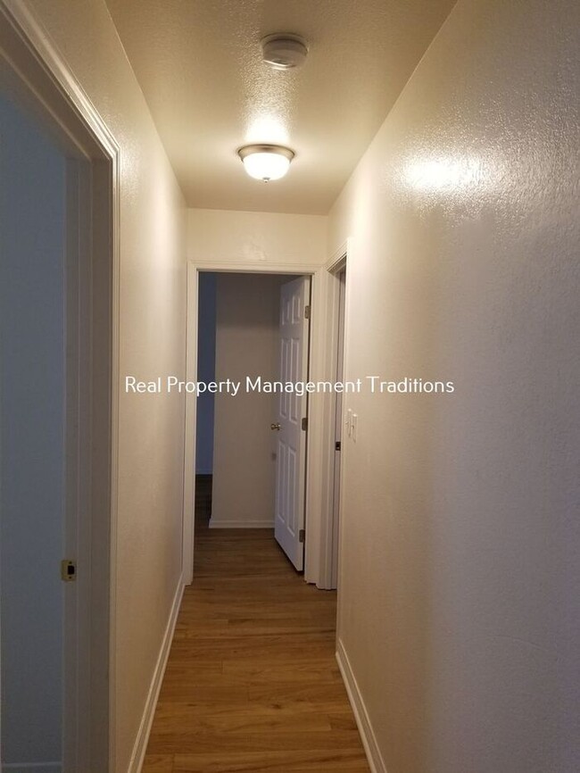 Building Photo - Upgraded 3 + 1 Apartment in Rosamond