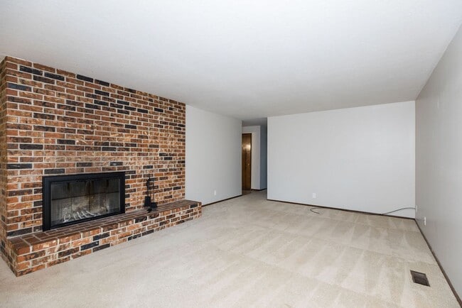 Building Photo - Immaculately maintained 3-bdr/1.5-bath ran...