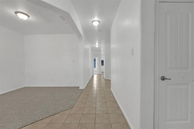 Building Photo - MOVE-IN SPECIAL! Enjoy $500 OFF your first full month’s rent when you move in on or before August...